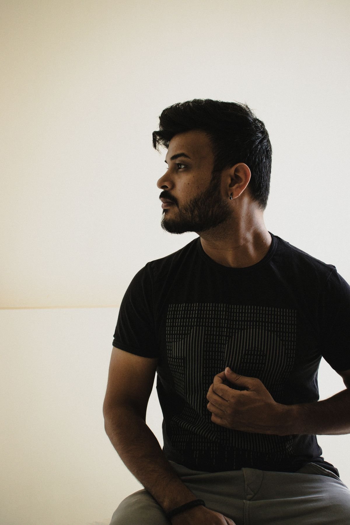 Modelo con playera negra, fotografía editorial ilustrativa