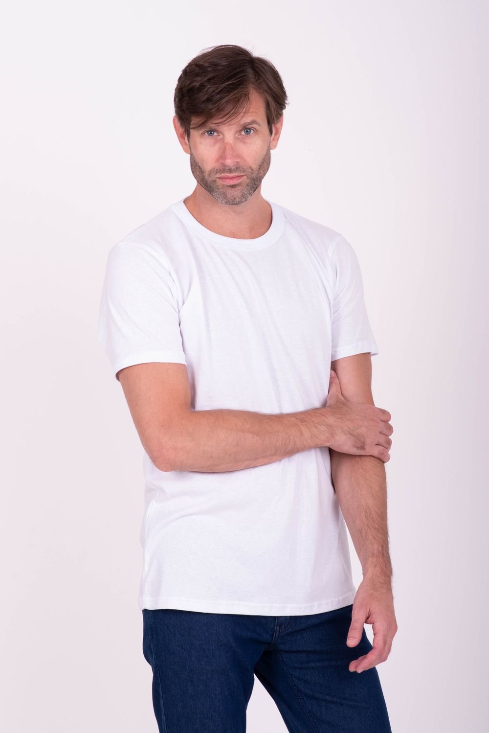 Modelo con playera blanca de cuello redondo, imagen ilustrativa